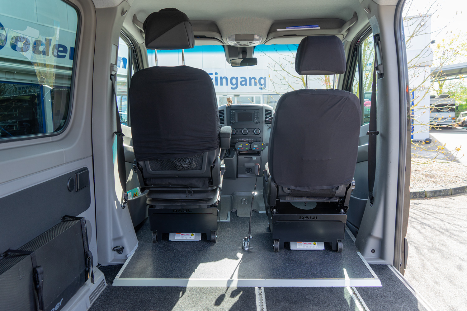behindertengerechter Mercedes Benz Sprinter mit Dockingstationen, rollstuhlgerechtem Fahrzeugboden und Hecklift, Sodermanns