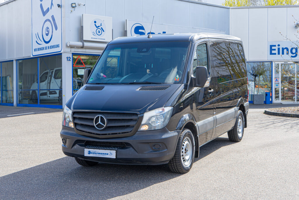 behindertengerechter-Mercedes-Benz-Sprinter-front behindertengerechter Mercedes Benz Sprinter mit Dockingstationen, rollstuhlgerechtem Fahrzeugboden und Hecklift, Sodermanns