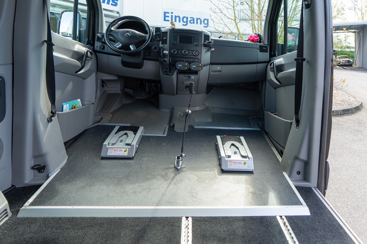 behindertengerechter Mercedes Benz Sprinter mit Dockingstationen, rollstuhlgerechtem Fahrzeugboden und Hecklift, Sodermanns