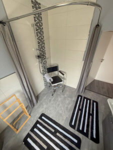 Barrierefreundliche Ferienwohnung Haus Sodermanns, großes Badezimmer mit Dusche und Rollstuhl