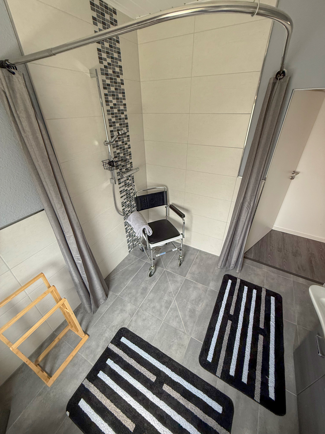 Barrierefreundliche Ferienwohnung Haus Sodermanns, großes Badezimmer mit Dusche und Rollstuhl