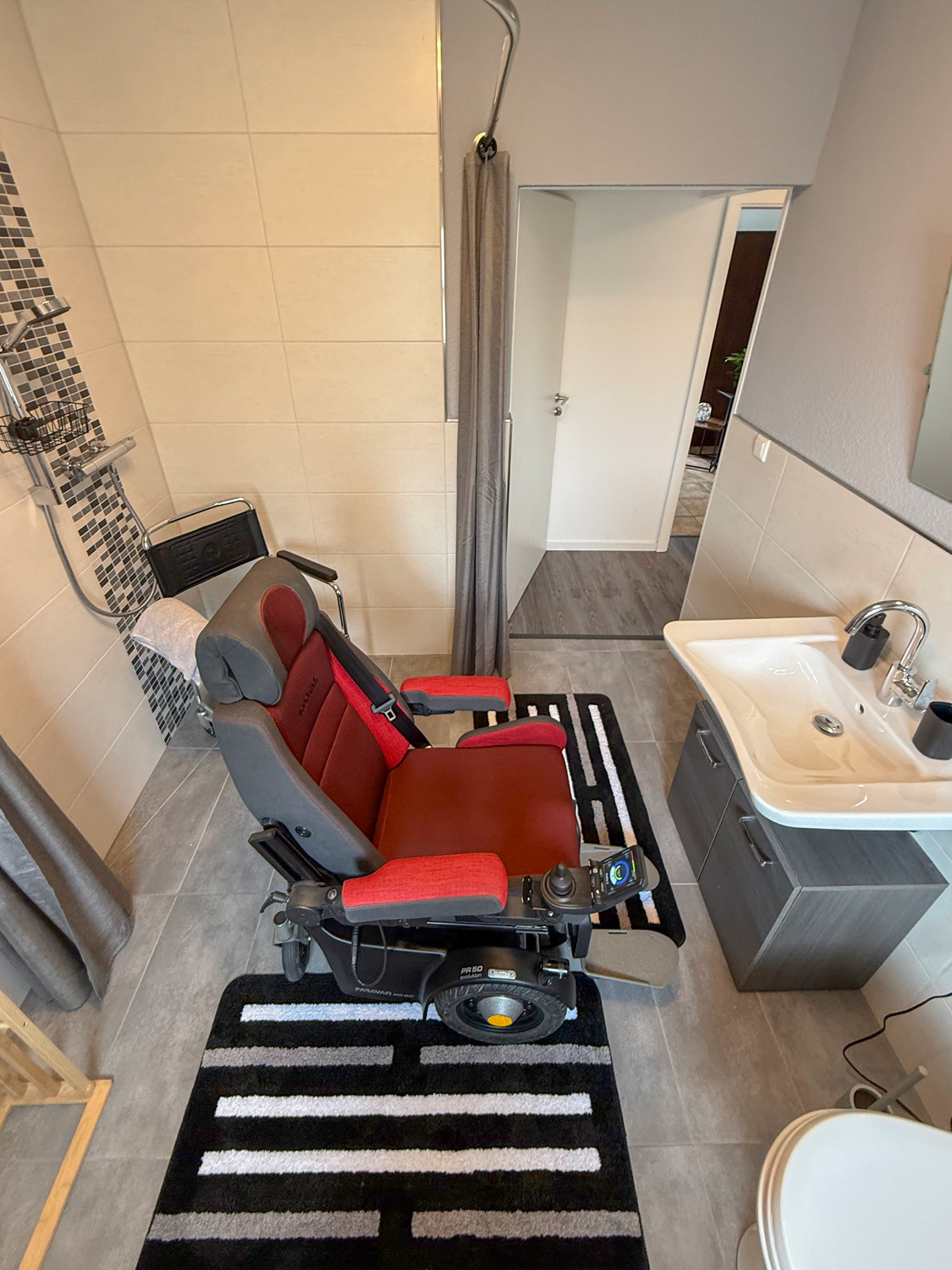 Großes Badezimmer der Ferienwohnung, viel Platz auch für breite Elektrorollstühle
