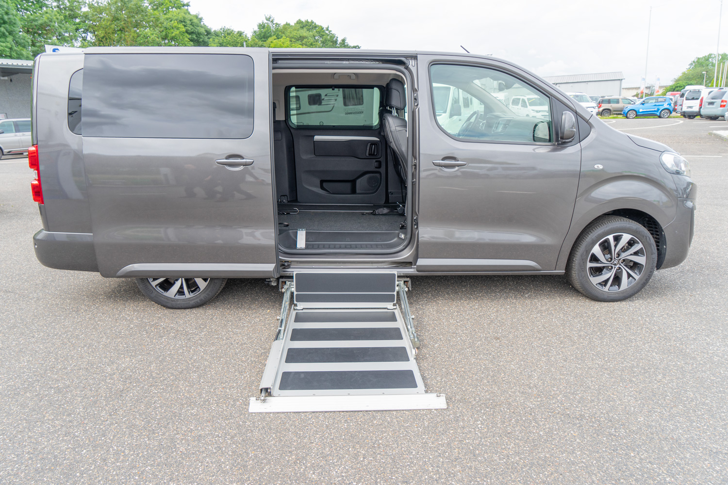 behindertengerechter Citroen Spacetourer Gebrauchtwagen Seitenansicht mit Rollstuhllift unten