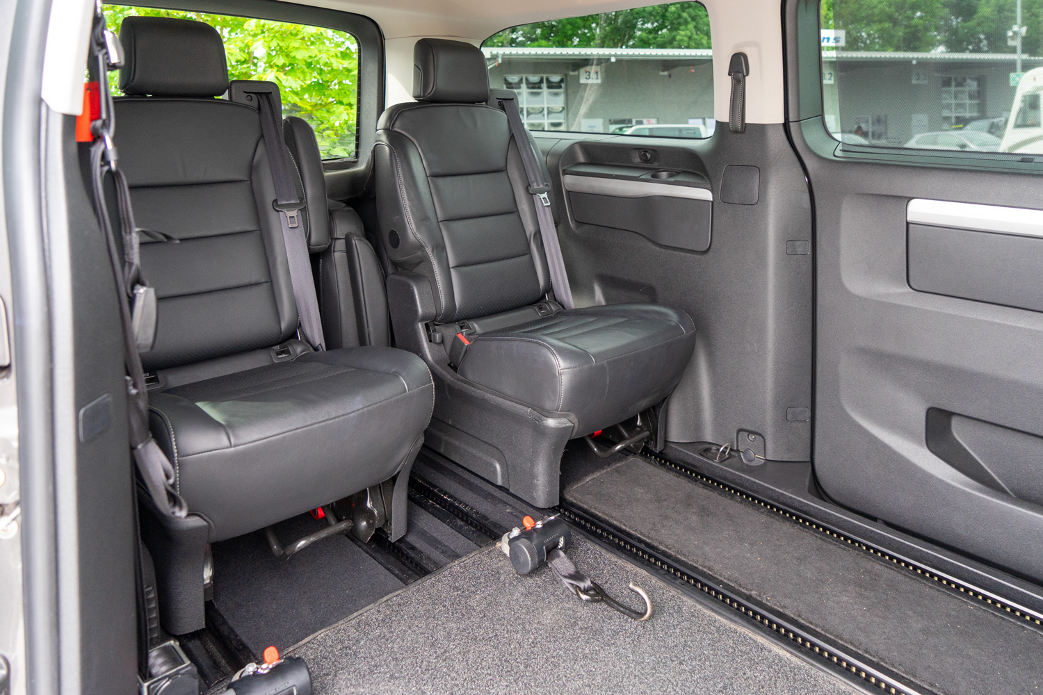 behindertengerechter Citroen Spacetourer Gebrauchtwagen Rollstuhlplatz hinter dem Beifahrer
