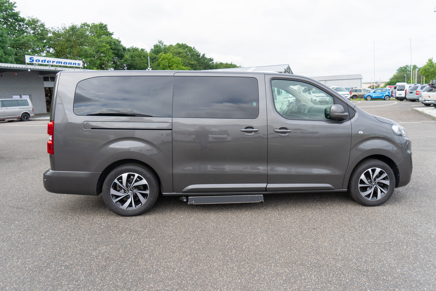 behindertengerechter Citroen Spacetourer Gebrauchtwagen Seitenansicht
