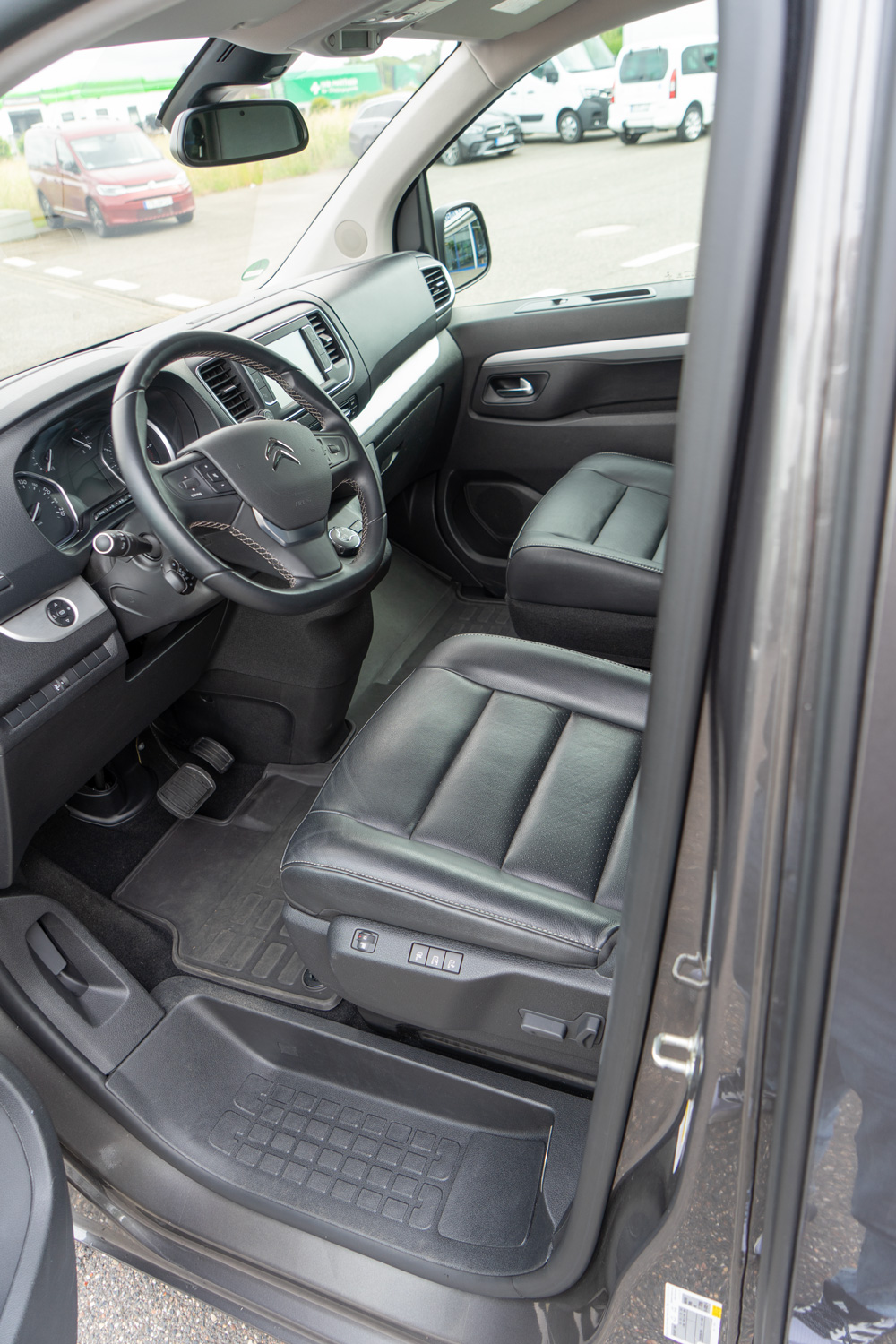 behindertengerechter Citroen Spacetourer Gebrauchtwagen Cockpit schräg erste Sitzreihe