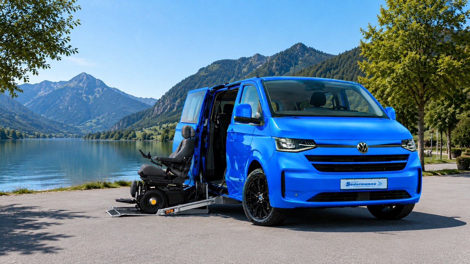 Behindertengerechter VW-Caravelle mit Rollstuhllift Titelbild Behindertengerechter Volkswagen Caravelle in blau metallic, behindertengerecht umgebaut mit Rollstuhllift, Titelbild in idyllischer Naturlandschaft mit See