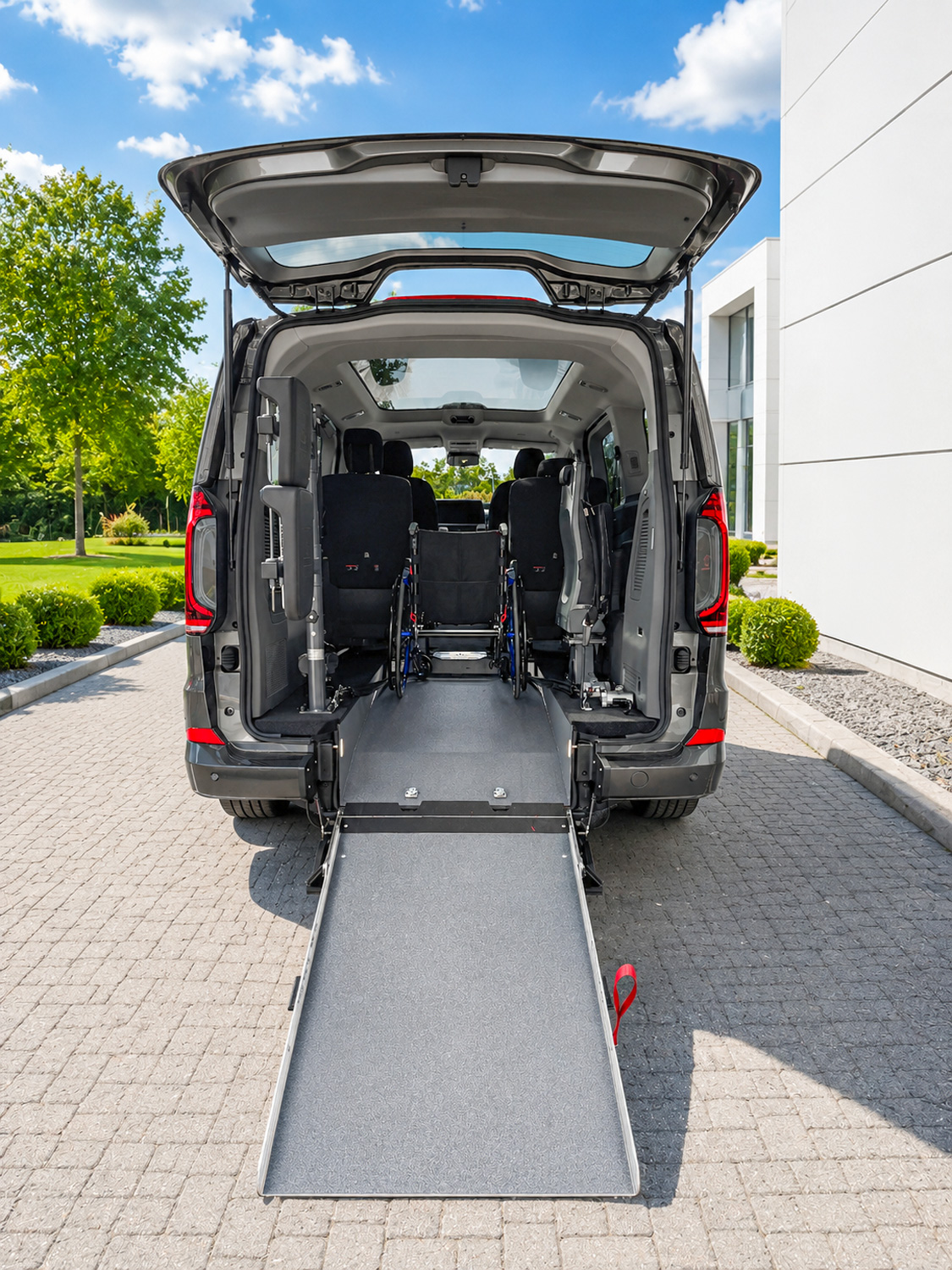 Behindertengerechter Volkswagen Transporter Heckeinstieg mit klappbarer Rollstuhlrampe