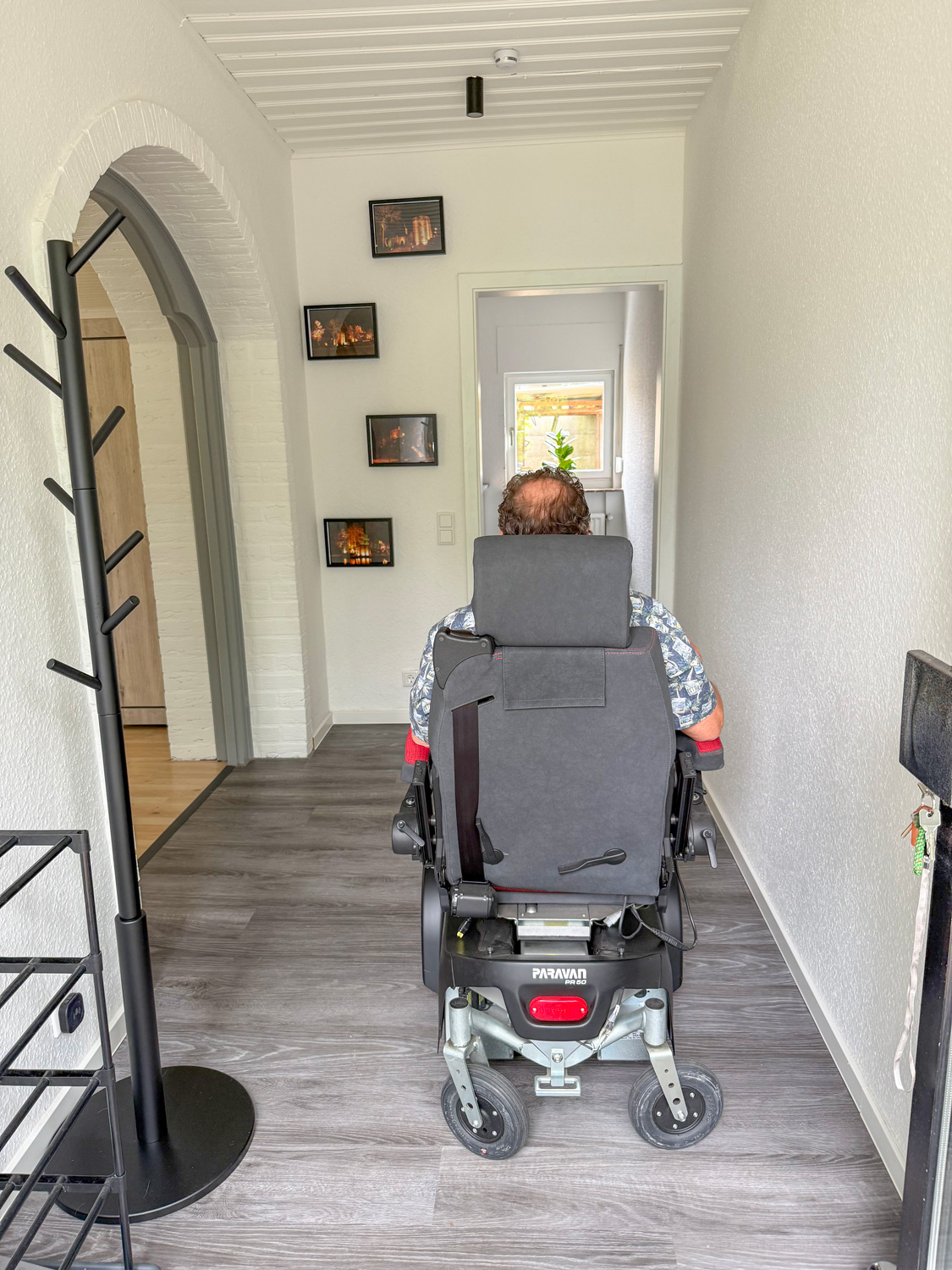 Breiter Flur der Ferienwohnung, viel Platz auch für breite Elektrorollstühle