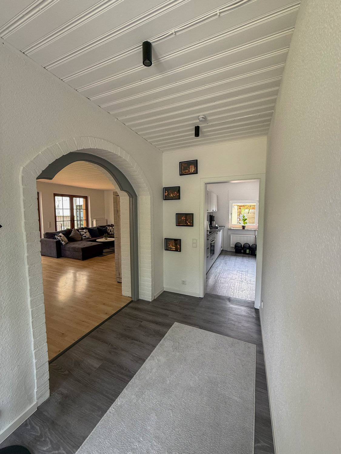 Barrierefreundliche Ferienwohnung Haus Sodermanns, großer Flur mit Eingang zum Wohnzimmer und zur Küche