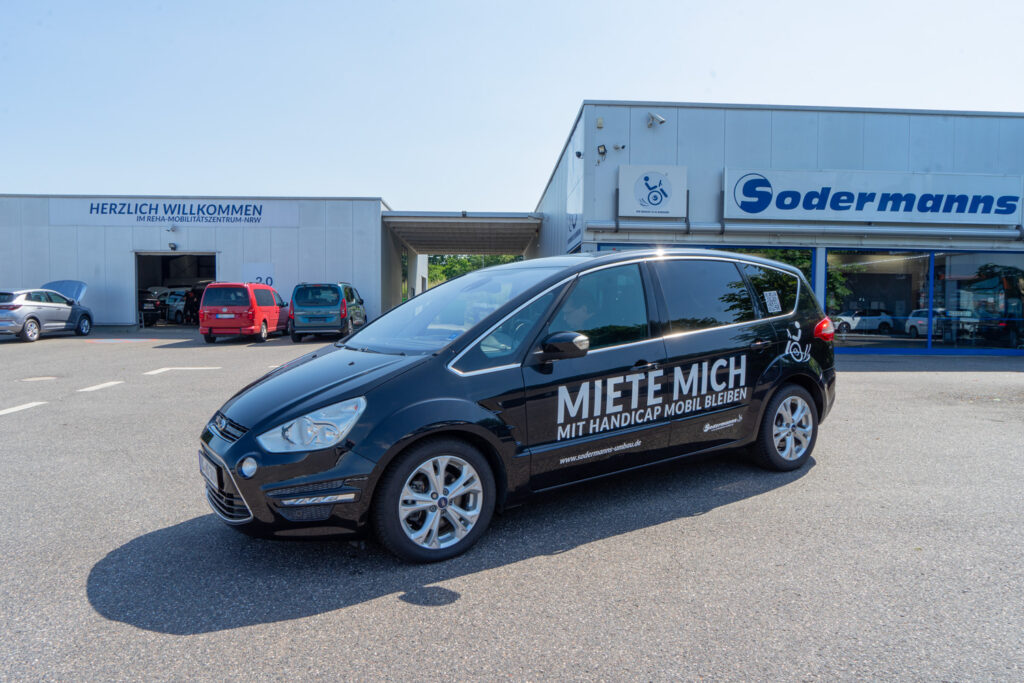 Ford-S-Max-Fahrschulfahrzeug Behindertengerechter Ford S-Max Fahrschulfahrzeug, Frontbild schräg