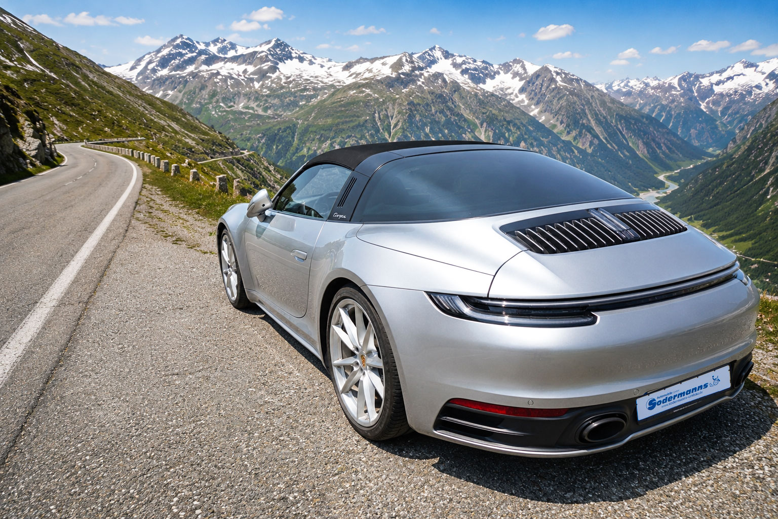 Porsche Targa 911 schräge Heckansicht in Berglandschaft