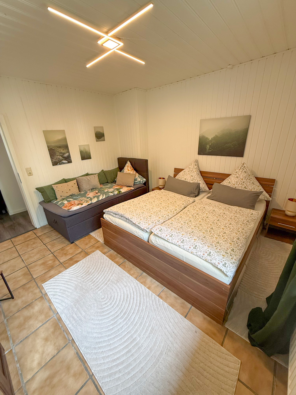 Barrierefreundliche Ferienwohnung Haus Sodermanns, großes Schlafzimmer mit Doppelbett und Beistellbett