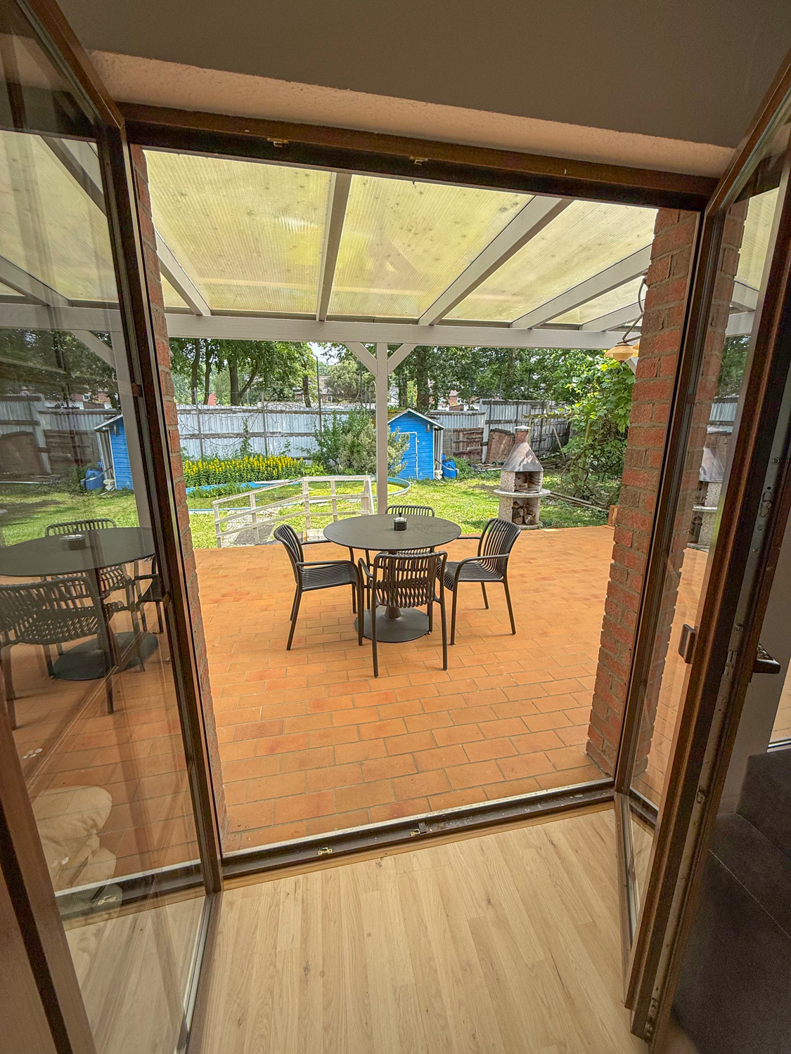 Barrierefreundliche Ferienwohnung Haus Sodermanns, Ausgang vom Wohnzimmer zur Terasse mit großem Garten