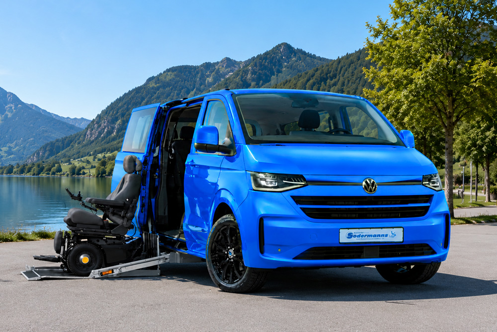 VW-Caravelle_Bergsee-Titelbild behindertengerechter Volkswagen Transporter beziehungsweise Caravelle mit seitlicher Rollstuhlrampe und Elektrorollstuhl an einem Bergsee als Titelbild