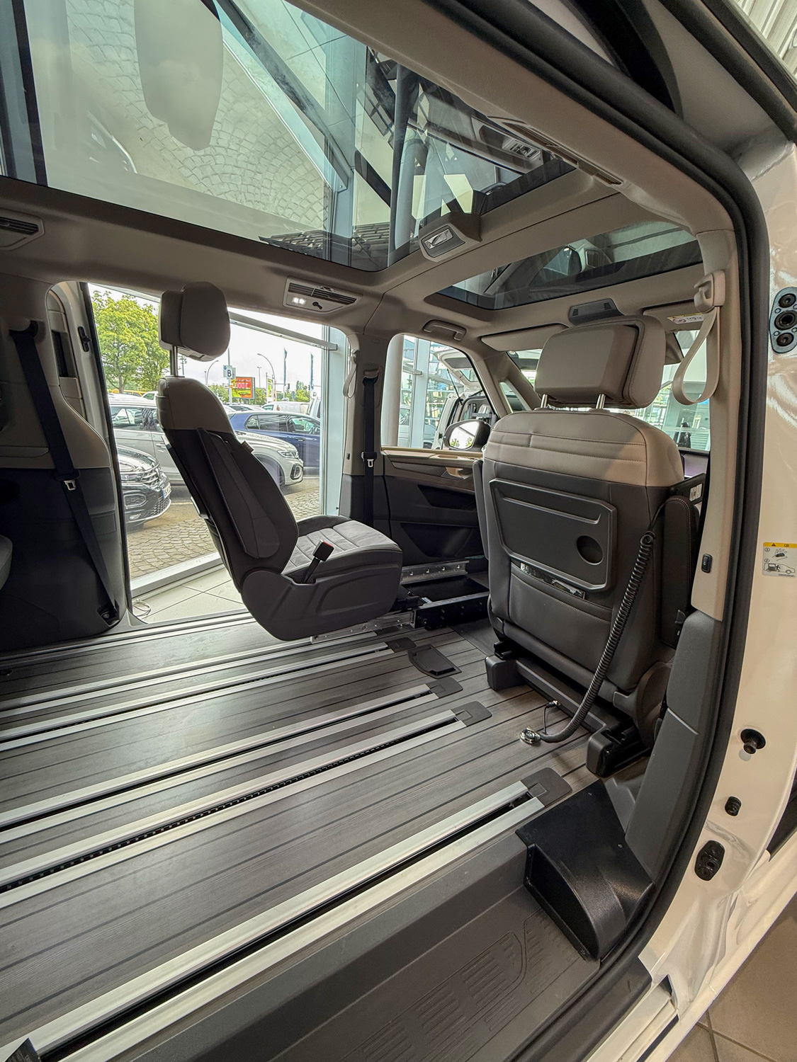 Behindertengerechter VW T7 Multivan Selbstfahrerumbau, Slider Sitz
