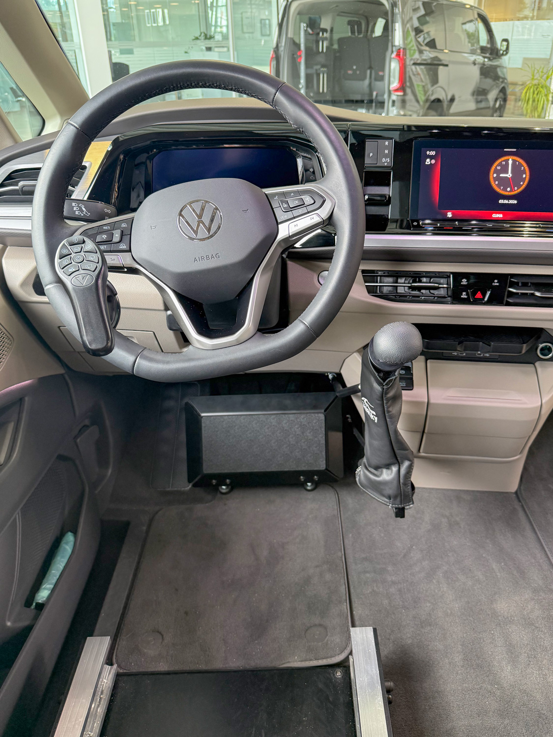 Behindertengerechter VW T7 Multivan Selbstfahrerumbau, Heidelberg RS Handgerät, Multifunktionslenkdrehknauf