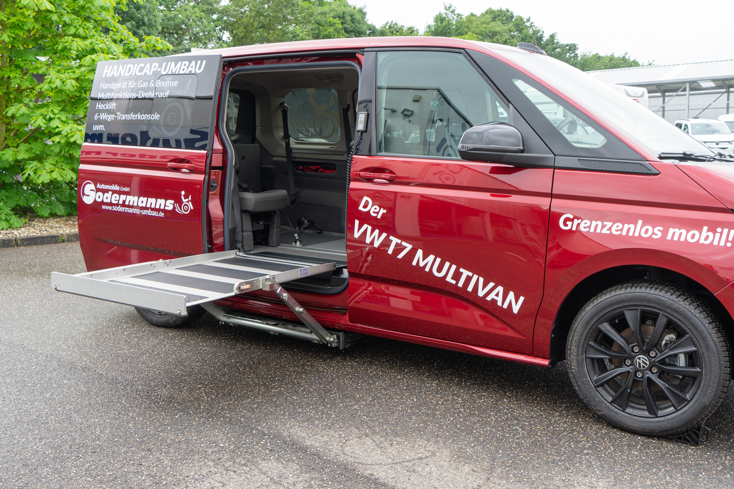 behindertengerechter VW T7 Multivan als Vorführfahrzeug, seitlicher Kassettenlift für Personen im Rollstuhl