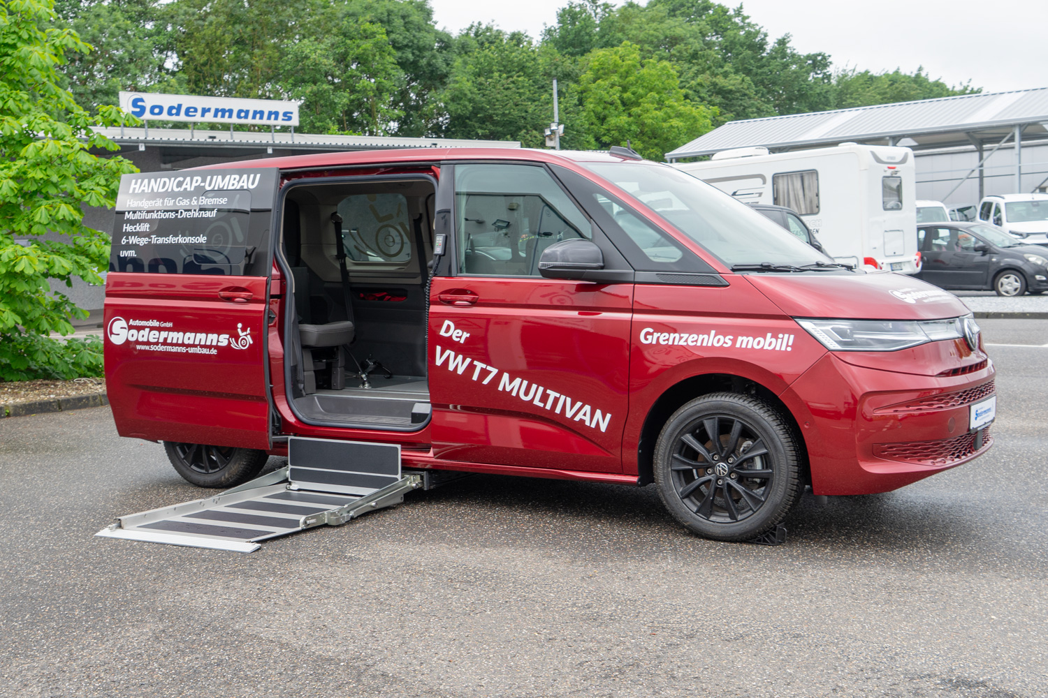 behindertengerechter VW T7 Multivan als Vorführfahrzeug, seitlicher Kassettenlift für Personen im Rollstuhl