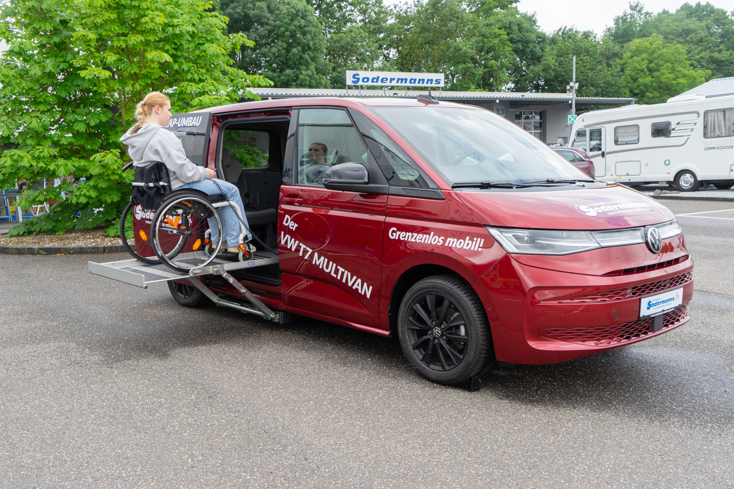 behindertengerechter VW T7 Multivan als Vorführfahrzeug, seitlicher Kassettenlift für Personen im Rollstuhl
