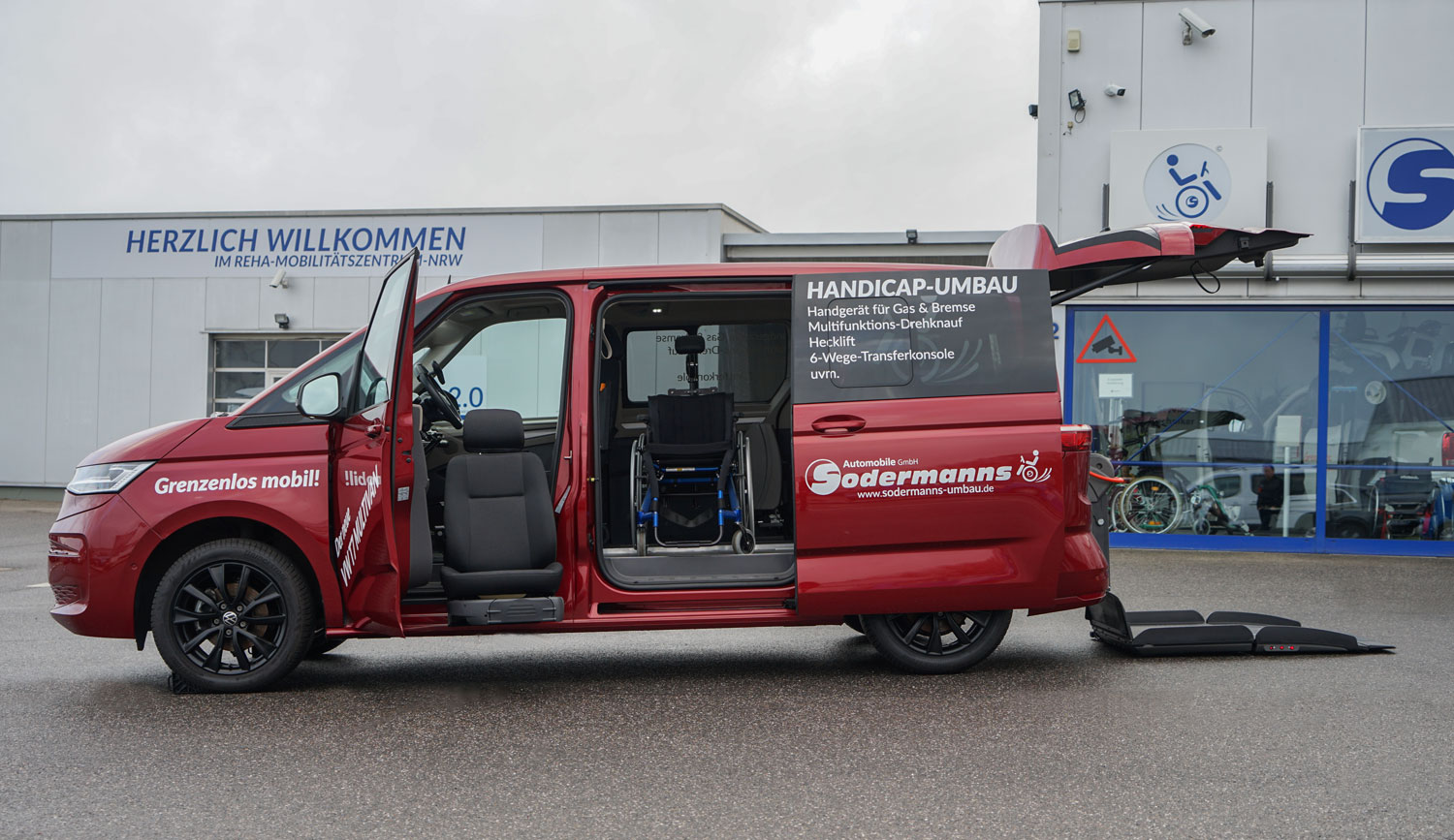 Behindertengerechter Volkswagen T7 Multivan, Selbstfahrer, Beifahrer, Fahrzeugumbau, Hecklift, Transferkonsole, Hub Schwenksitz, Handgerät Gas Bremse, MFD, Sodermanns