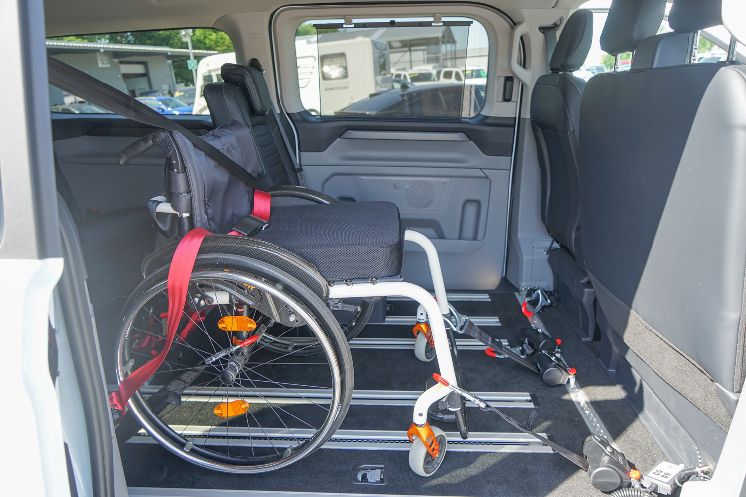 Rollstuhlrückhaltesystem über Retraktoren und Begurtung im behindertengerechten Ford Tourneo Custom