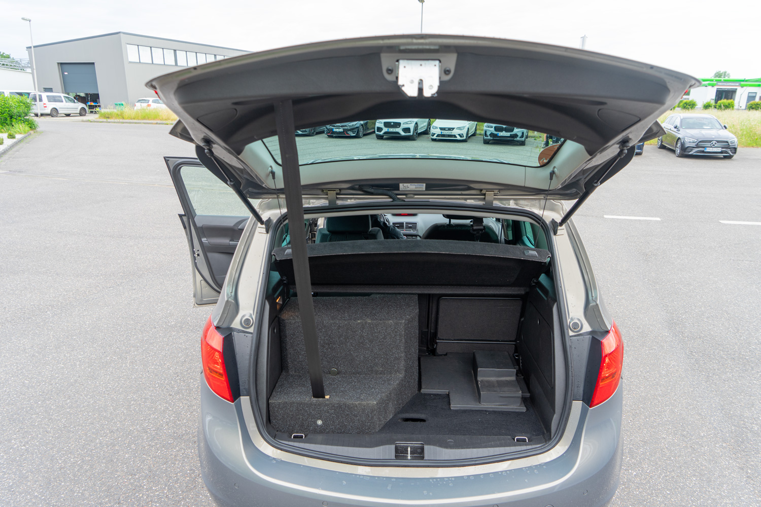 Behindertengerechter Opel Meriva Gebrauchtwagen für Selbstfahrer mit Handicap, Gurtrolle Kofferraum 