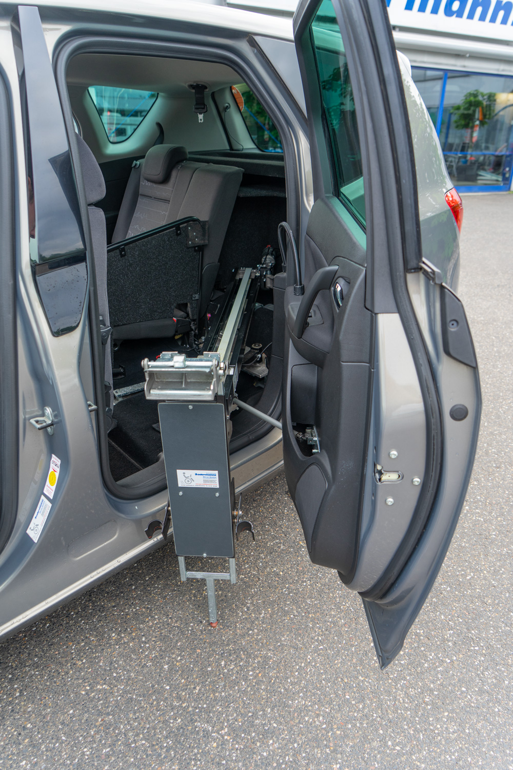 Behindertengerechter Opel Meriva Gebrauchtwagen für Selbstfahrer mit Handicap, Rollstuhlverladesystem EDAG 