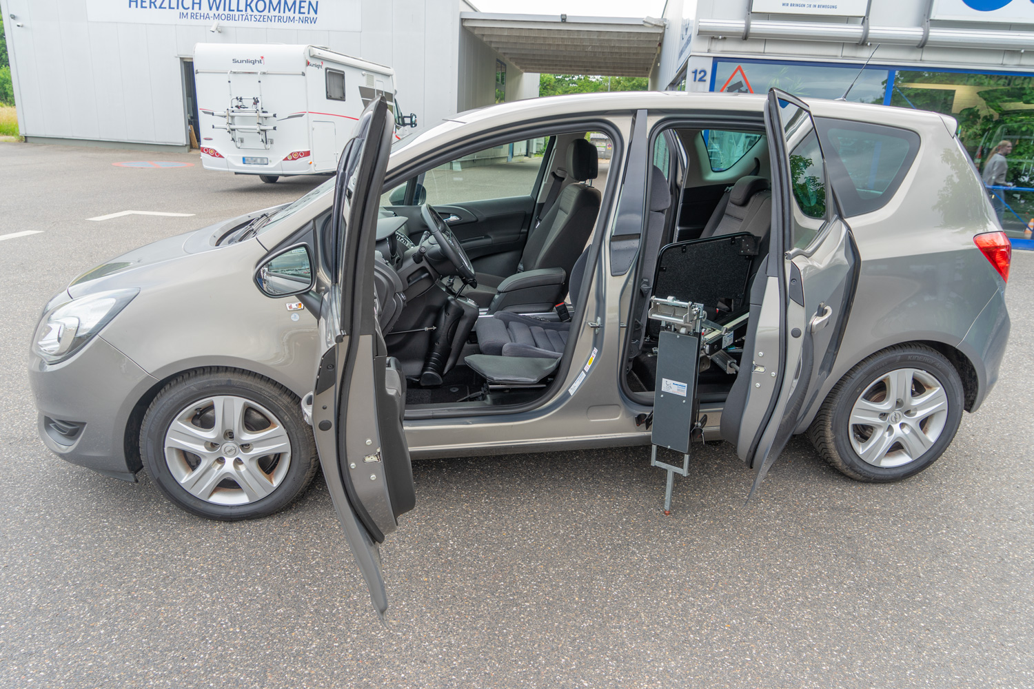 Behindertengerechter Opel Meriva Gebrauchtwagen für Selbstfahrer mit Handicap, Seite offen, Rollstuhlverladesystem EDAG 