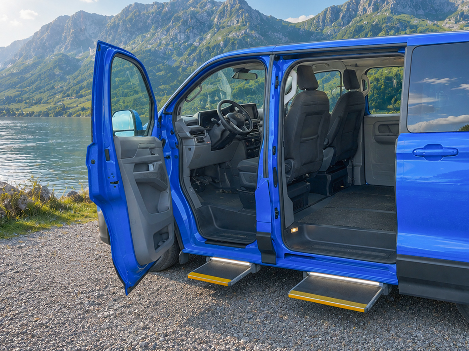 behindertengerechter Volkswagen Caravelle am See mit 2 elektrischen Trittstufen auf der Fahrerseite