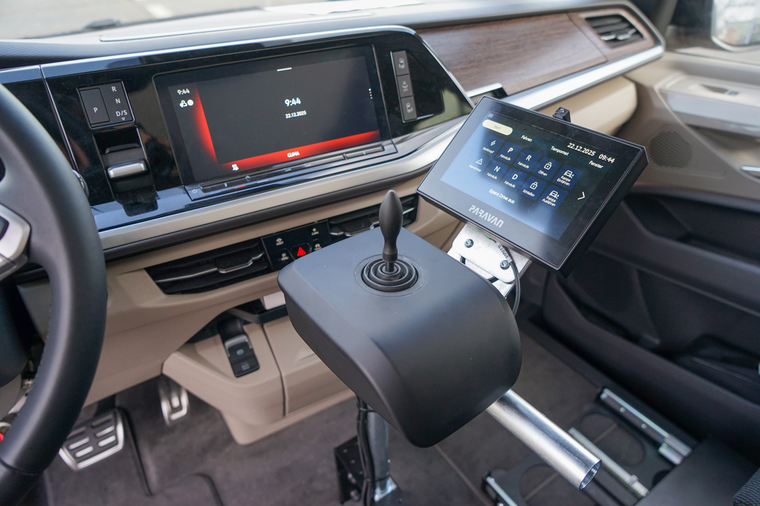 behindertengerechter VW T7 Multivan Selbstfahrerumbau
Space Drive System, 4 Wege Joystick, Touchpad