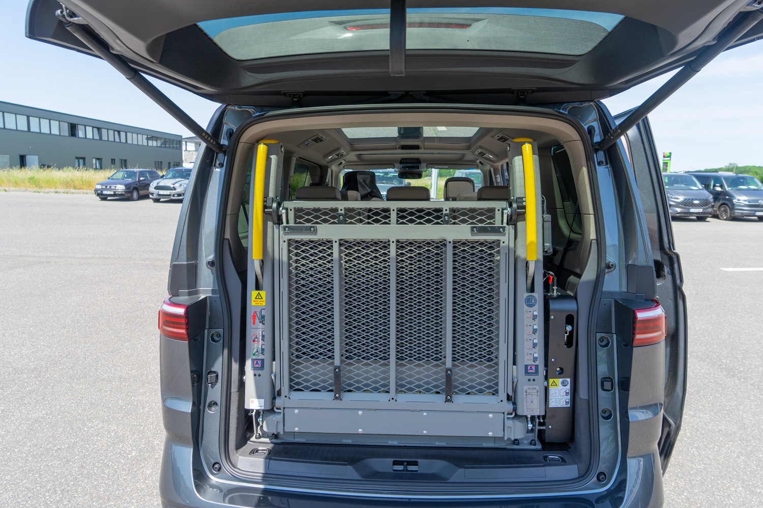behindertengerechter Volkswagen T7 Multivan mit Rollstuhllift im Heck und Rollstuhlplatz