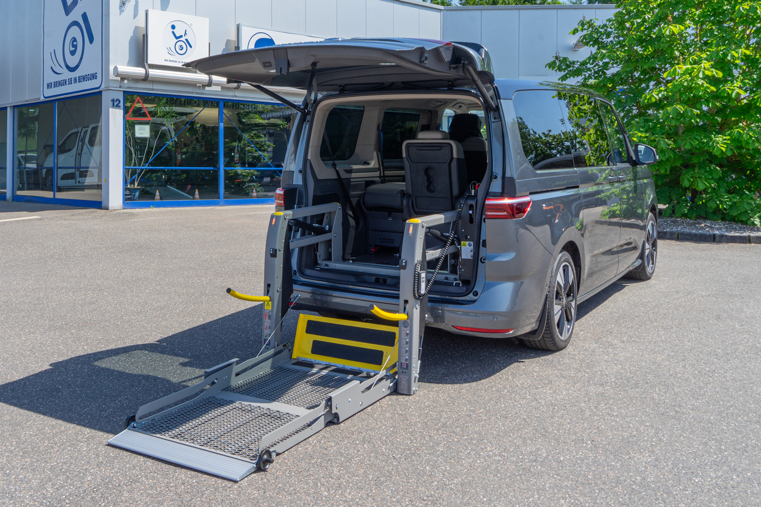 behindertengerechter Volkswagen T7 Multivan mit Rollstuhllift im Heck und Rollstuhlplatz