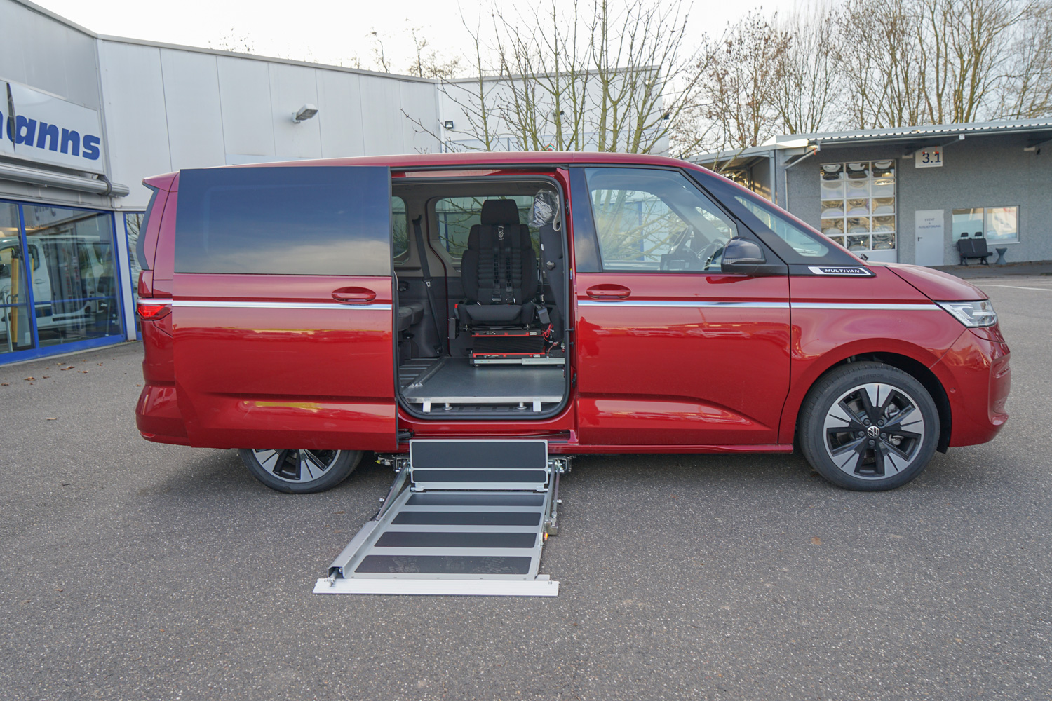 behindertengerechter VW T7 Multivan Selbstfahrerumbau
Unterflurkassettenlift, Transferkonsole, Seitenansicht 
