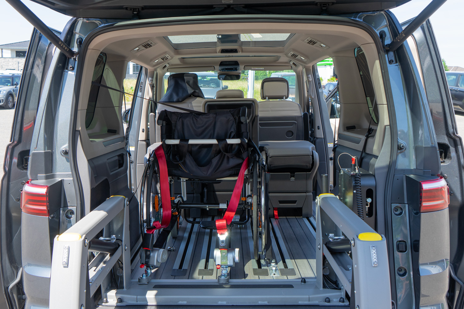 behindertengerechter Volkswagen T7 Multivan mit Rollstuhllift im Heck und Rollstuhlplatz