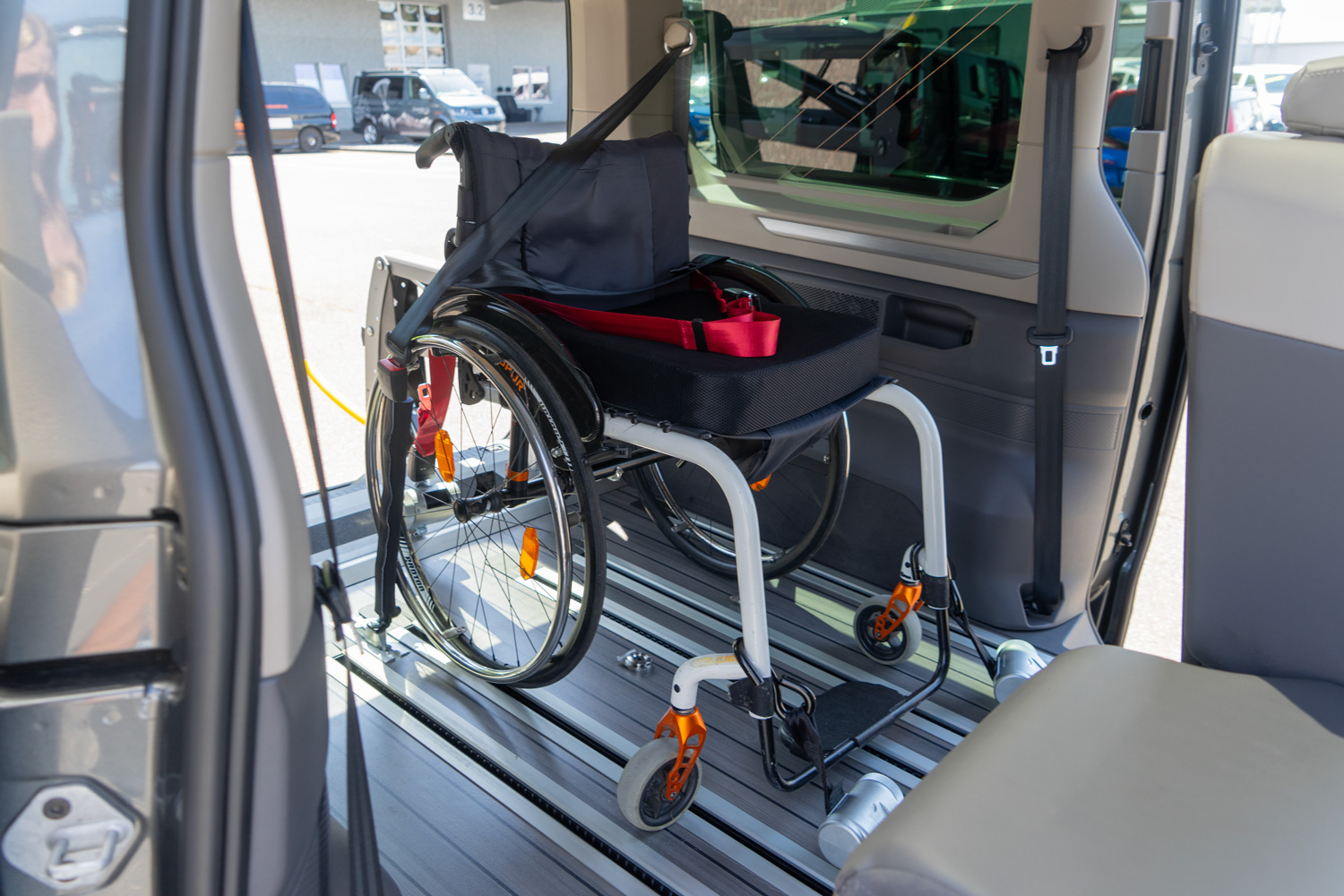 behindertengerechter Volkswagen T7 Multivan mit Rollstuhllift im Heck und Rollstuhlplatz
