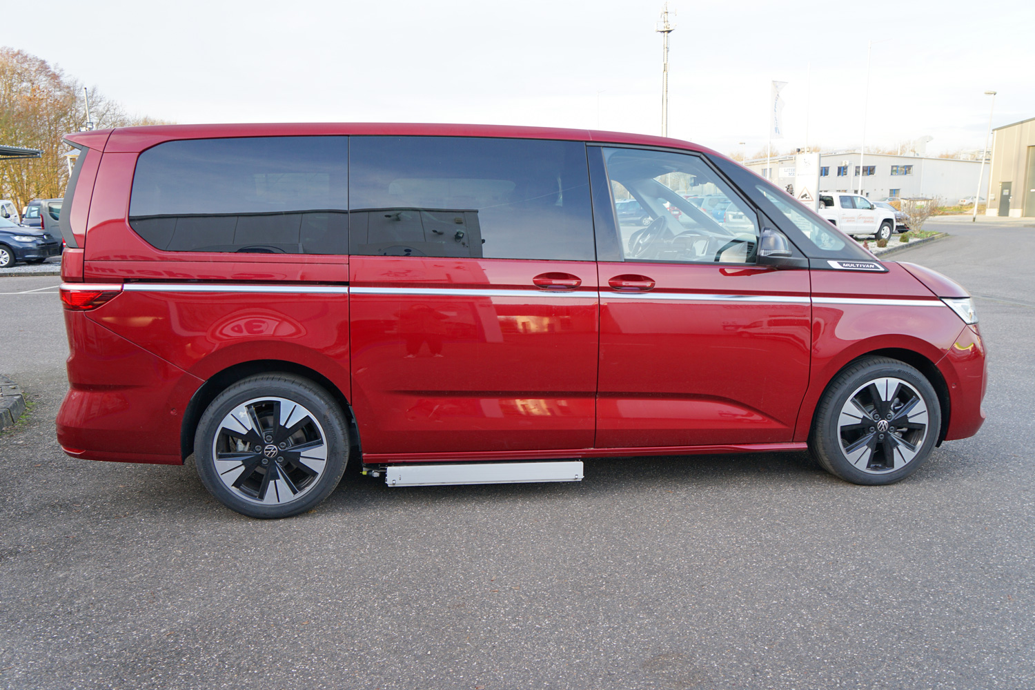 behindertengerechter VW T7 Multivan Selbstfahrerumbau
Seitenansicht 