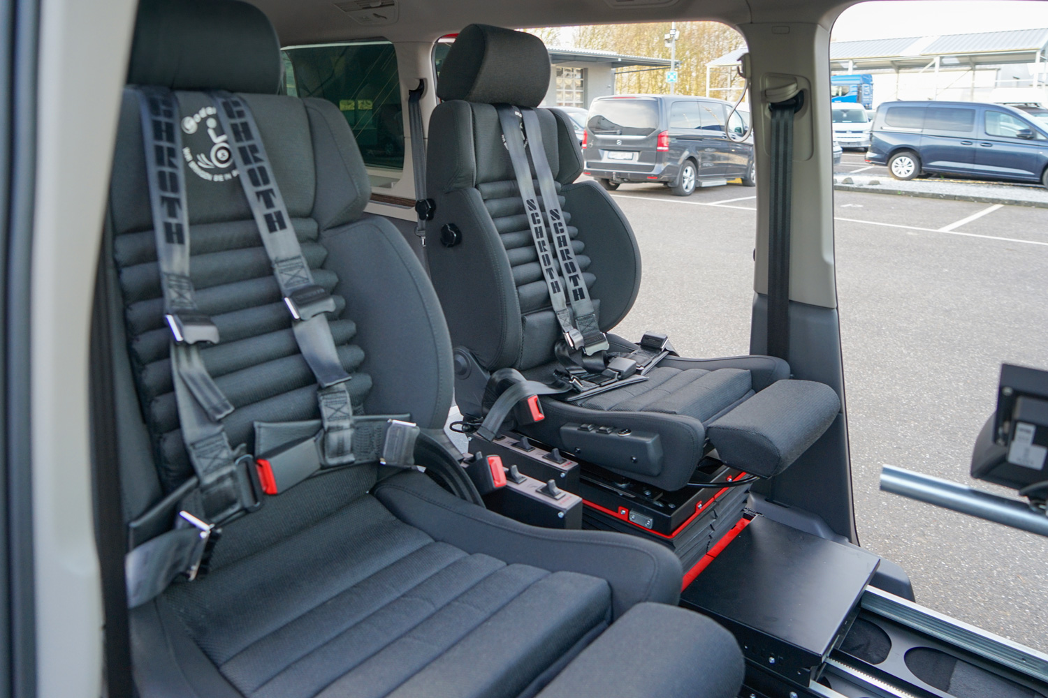 behindertengerechter VW T7 Multivan Selbstfahrerumbau
erste Reihe, orthopädische Sitze, 6 Wege Transferkonsolen auf Fahrer & Beifahrerseite