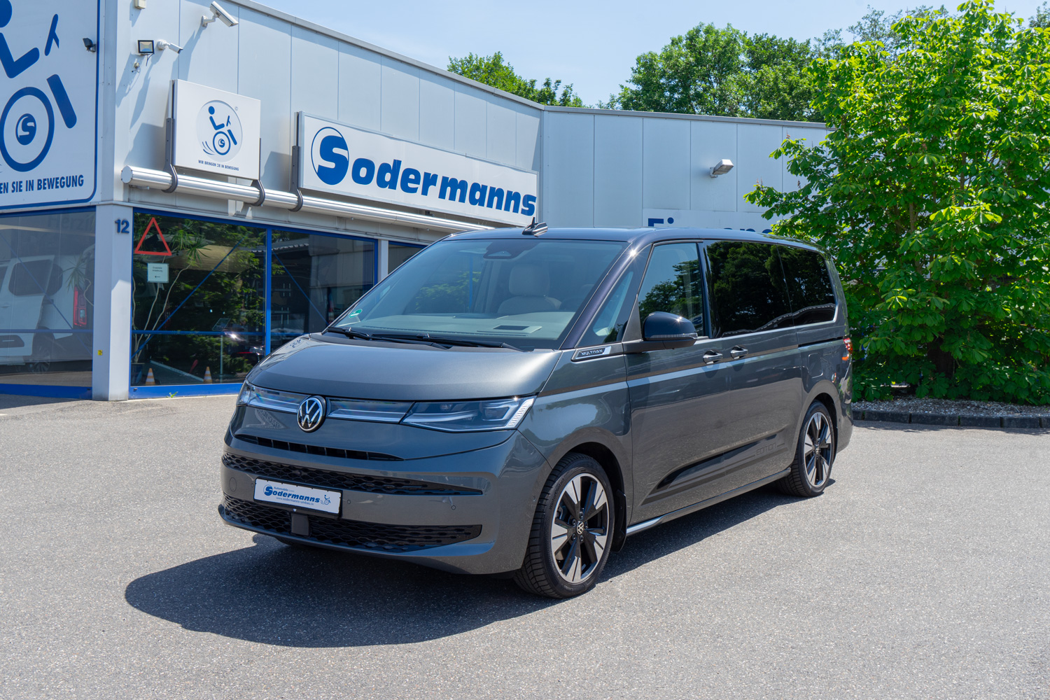behindertengerechter Volkswagen T7 Multivan Frontansicht vor dem Sodermanns Gebäude