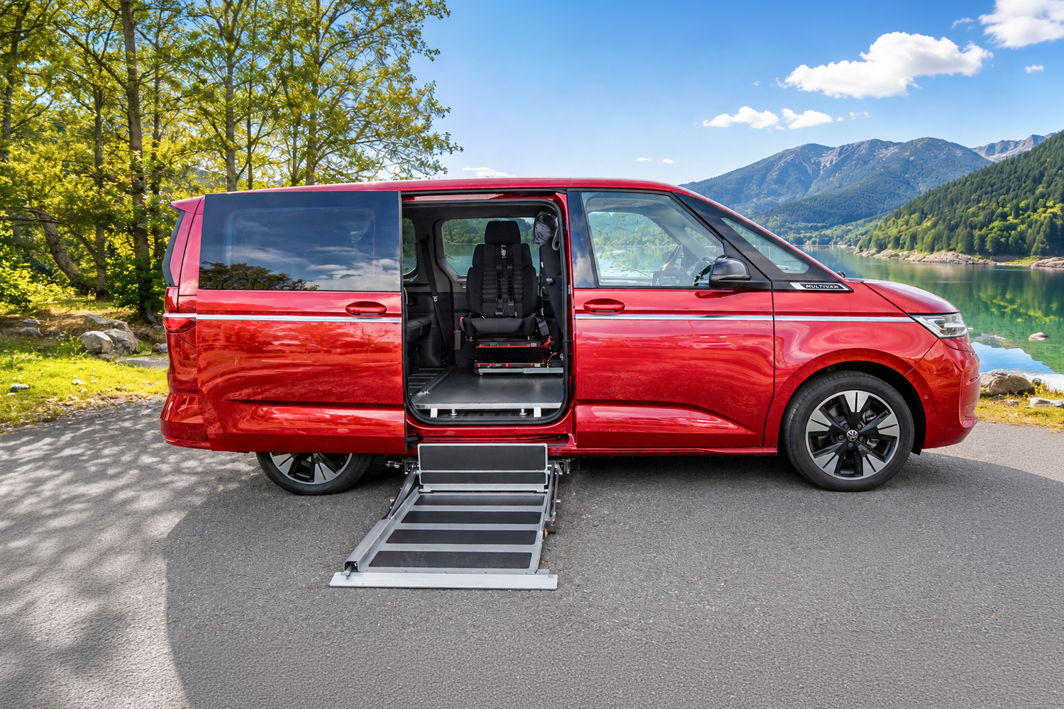 behindertengerechter-VW-T7-mit-Kassettenlift--in-der-Natur-Herobild behindertengerechter Volkswagen T7 Multivan mit Unterflurkassettenlift in der Natur