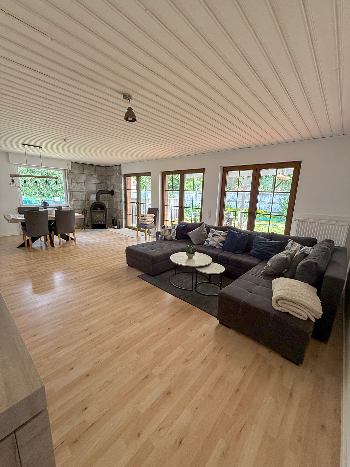 Barrierefreundliche Ferienwohnung Haus Sodermanns, geräumiges Wohnzimmer mit Sofa und Esstisch, Ausgang zur Terasse und Garten