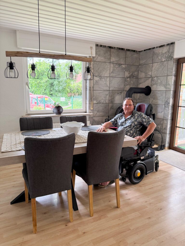 unterfahrbarer-Esstisch-im-Wohnzimmer großes Wohnzimmer in barrierefreundlicher Ferienwohnung im Luftkurort Wassenberg
