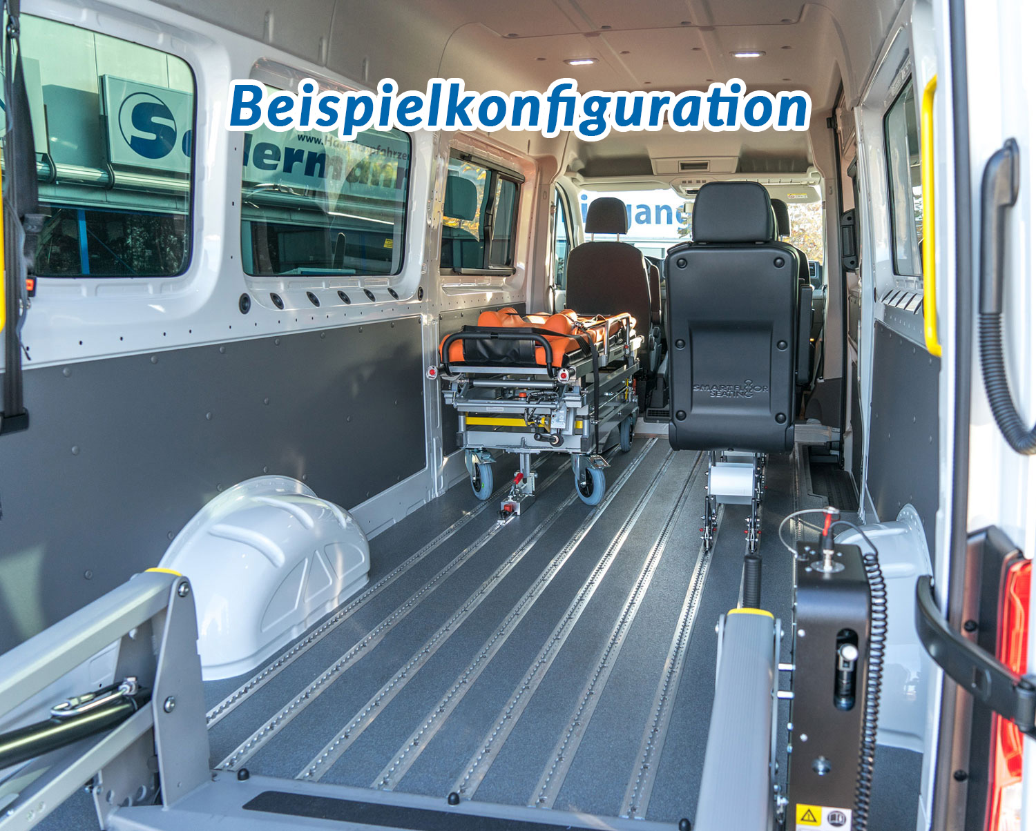 Beispielumbau mit einer Fahrtrage, die mittels Retraktoren im Smartfloor gesichert werden kann