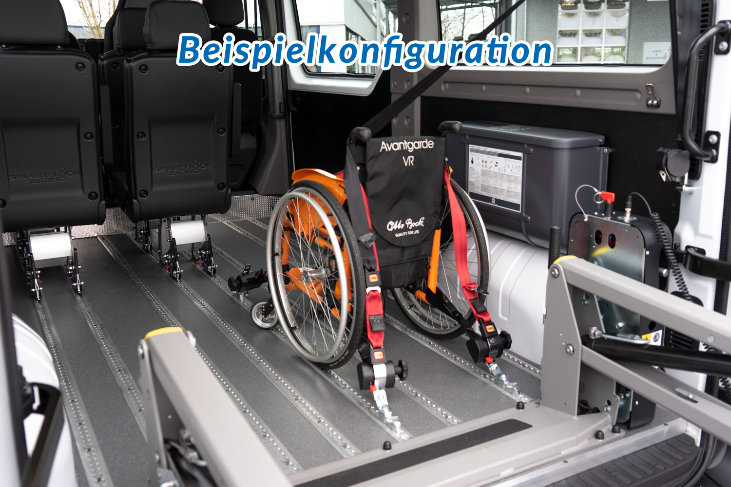 Beispielumbau mit einem Rollstuhlplatz, bei dem ein Aktivrollstuhl mittels Retraktoren im Smartfloor gesichert und zusätzlich begurtet werden kann