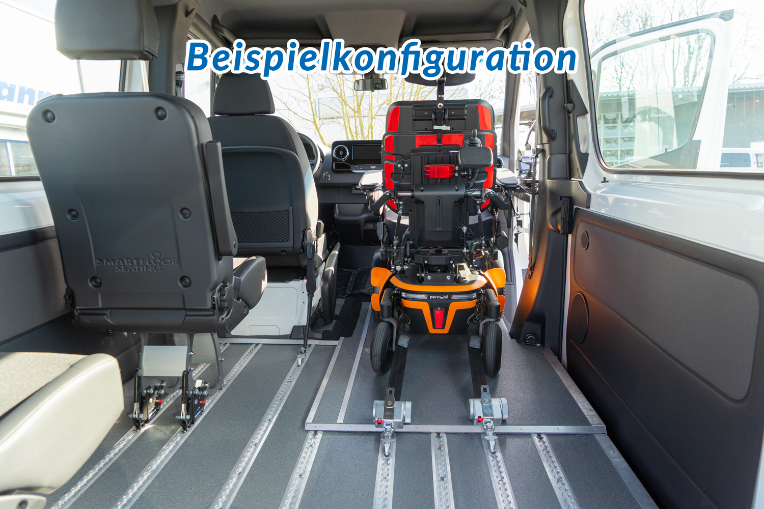 Beispielumbau mit einem Rollstuhlplatz, bei dem ein Rollstuhl mittels Retraktoren im Smartfloor gesichert werden kann