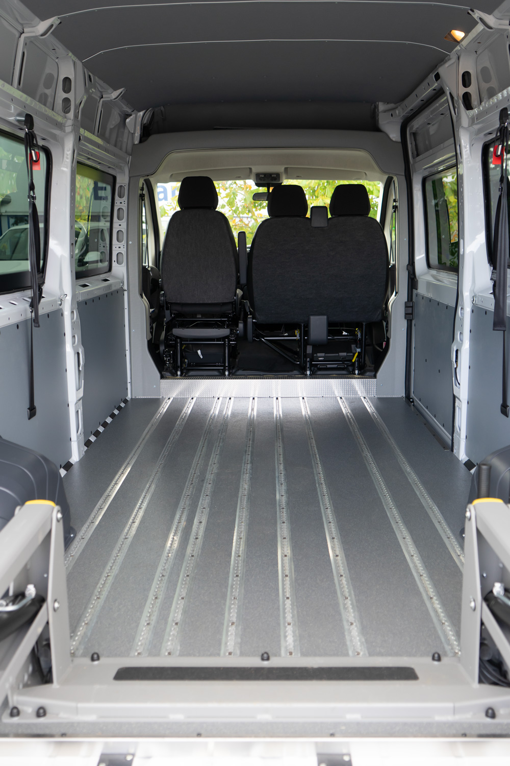 behindertengerechter Opel Movano Innenraum Smartfloorboden und Verkleidung
