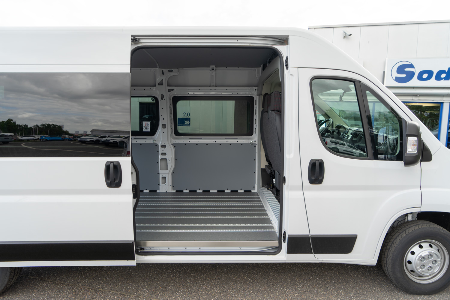 behindertengerechter Opel Movano seitliche Schiebetür geöffnet