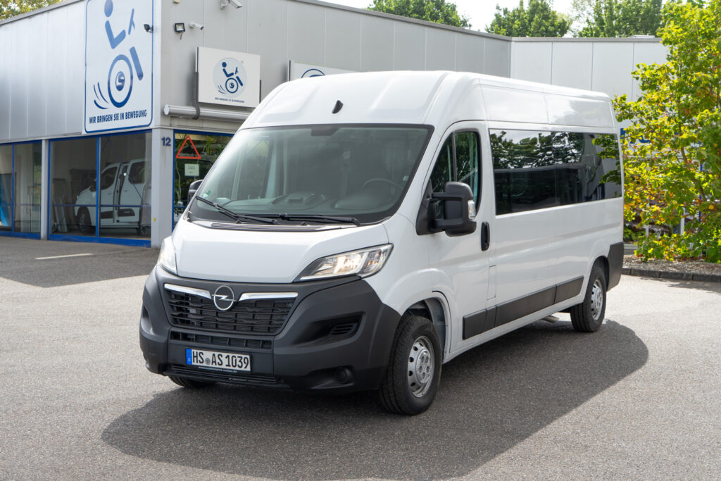 Opel-Movano-front behindertengerechter Opel Movano Frontansicht vor dem Sodermanns Gebäude