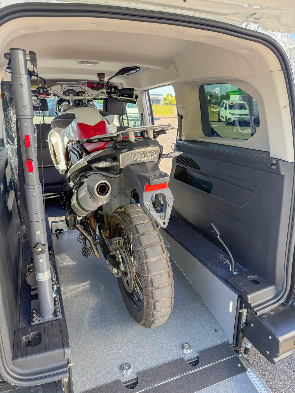 Motorrad im Heck eines behindertengerechten Citroen Berlingo mit klappbarer Rampe nach Ausbau der zweiten Sitzreihe