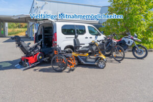 Behindertengerechter Citroen Berlingo mit klappbarer Rampe im Heck, Darstellung der Platzmöglichkeiten im Heck, wenn die Sitzbank in zweiter Reihe ausgebaut wurde. Von Aktiv- über Elektrorollstuhl, von Scooter über Fahrrad bis hin zum Motorrad